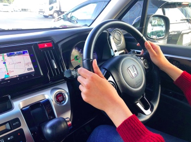 20台 女性運転