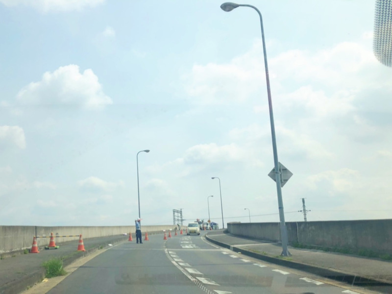 工事中にて誘導員のいる道路