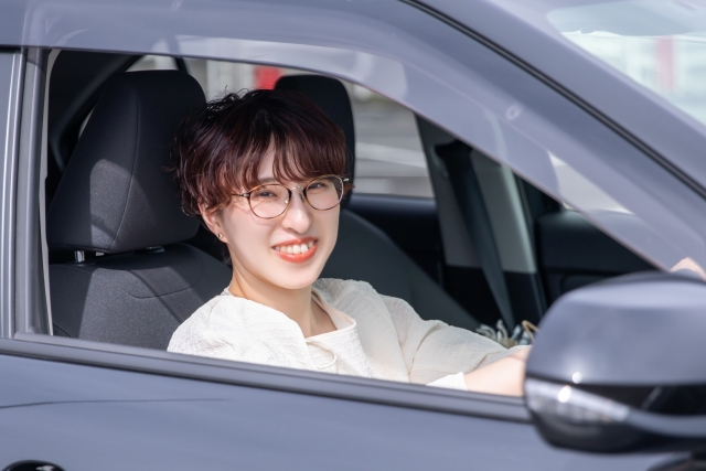 女性と車